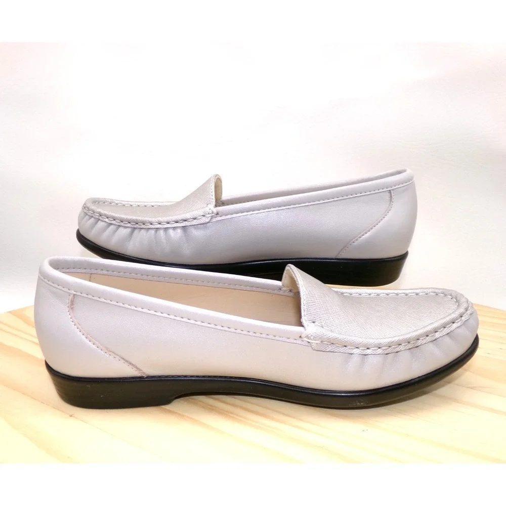 SAS Simplify Slip On Tripad Loafers Womens Silver Cloud Size 8 M Leather‎ NEW